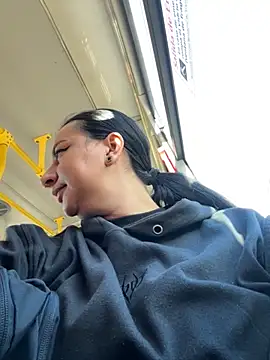 Abril Luv online show from November 13, 12:15 pm