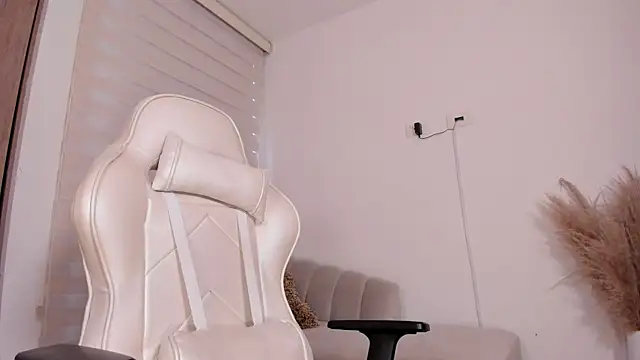 wandathompson  online show from January 17, 2:18 pm