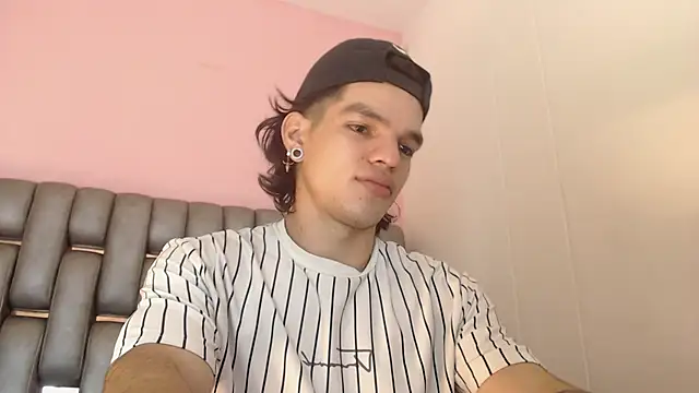 Snapshot of AlbertBernal69 chatting on March 6, 2:30 am AlbertBernal69 online show from March 6, 2:30 am