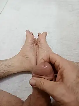 Snapshot of Hardapple01 chatting on December 14, 2:01 am Hardapple01 online show from December 14, 2:01 am