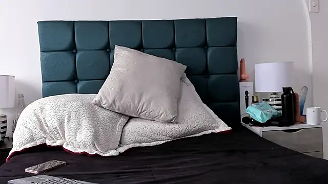 Snapshot of charlott_lens chatting on February 10, 7:28 pm charlott lens online show from February 10, 7:28 pm