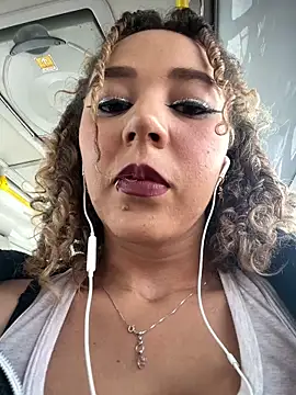 Snapshot of charlott_lens chatting on February 15, 3:39 pm charlott lens online show from February 15, 3:39 pm