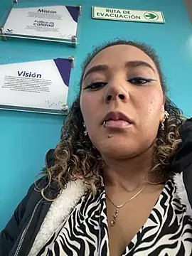 Snapshot of charlott_lens chatting on February 17, 3:09 pm charlott lens online show from February 17, 3:09 pm