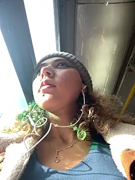 Snapshot of charlott_lens chatting on February 18, 12:39 pm charlott lens online show from February 18, 12:39 pm