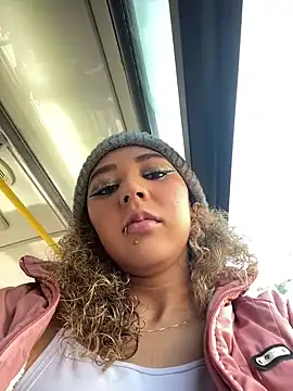 Snapshot of charlott_lens chatting on February 19, 1:06 pm charlott lens online show from February 19, 1:06 pm