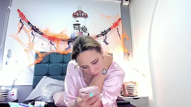 Snapshot of charlott_lens chatting on October 28, 6:10 pm charlott lens online show from October 28, 6:10 pm