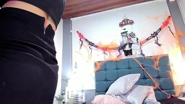 Snapshot of charlott_lens chatting on October 31, 2:29 pm charlott lens online show from October 31, 2:29 pm