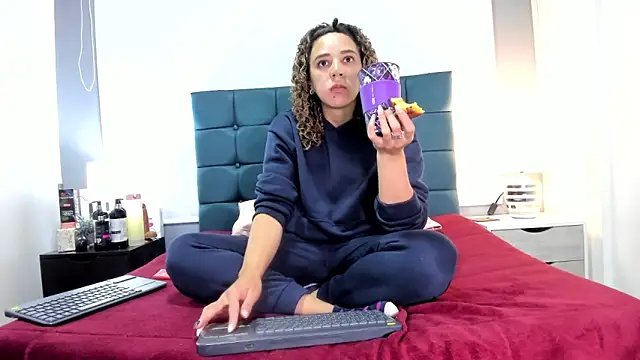 Snapshot of charlott_lens chatting on November 18, 4:55 pm charlott lens online show from November 18, 4:55 pm