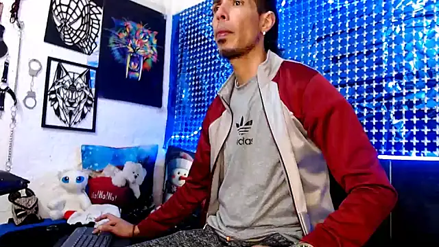 Snapshot of Mensecret69 chatting on December 14, 1:50 am Mensecret69 online show from December 14, 1:50 am