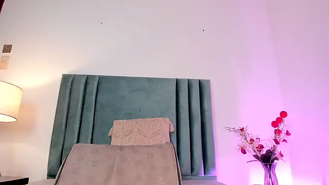 NoraDasilva online show from December 31, 3:45 am