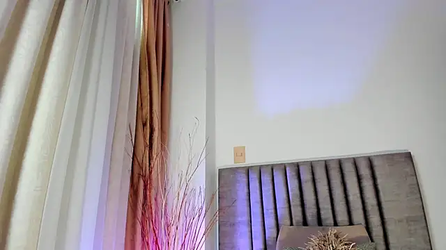 NoraDasilva online show from February 8, 12:50 pm