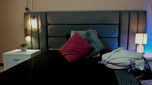 NoraDasilva online show from October 14, 1:23 pm