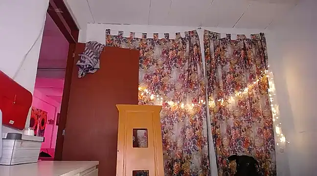 yselahot online show from February 19, 3:05 pm