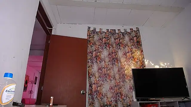 yselahot online show from March 3, 8:21 pm