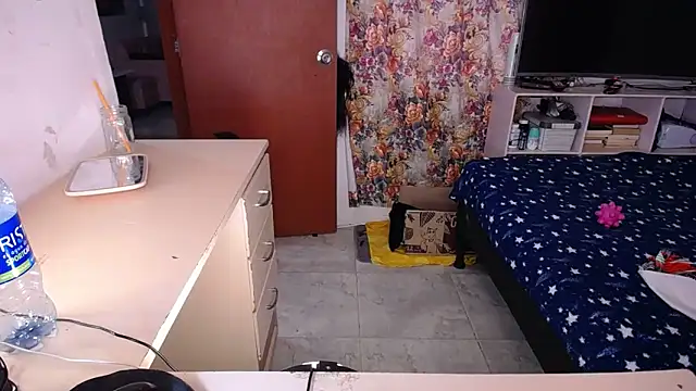 yselahot online show from March 7, 11:27 pm