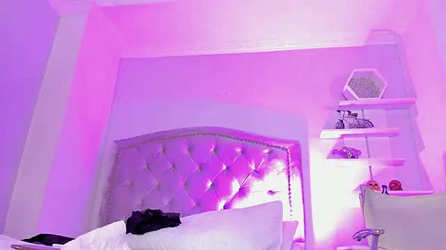 CamileHolmes online show from December 15, 7:13 am