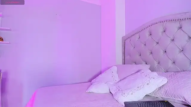 CamileHolmes online show from March 4, 5:21 am