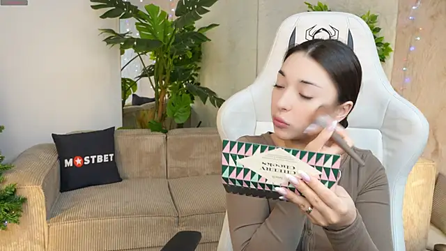 Jasmine Flow online show from December 20, 7:55 am