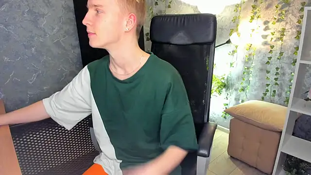 Snapshot of AlexxSweet chatting on December 20, 10:49 am AlexxSweet online show from December 20, 10:49 am