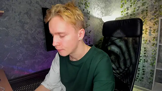 Snapshot of AlexxSweet chatting on December 21, 7:35 am AlexxSweet online show from December 21, 7:35 am