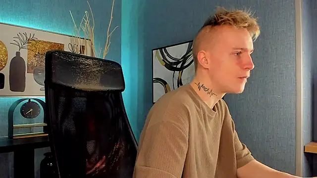 Snapshot of AlexxSweet chatting on March 8, 6:43 am AlexxSweet online show from March 8, 6:43 am