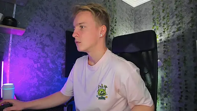 Snapshot of AlexxSweet chatting on October 19, 6:47 am AlexxSweet online show from October 19, 6:47 am