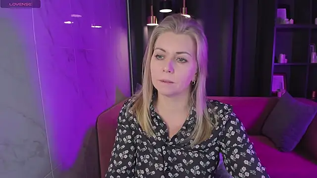 Annie Light online show from December 17, 5:40 am