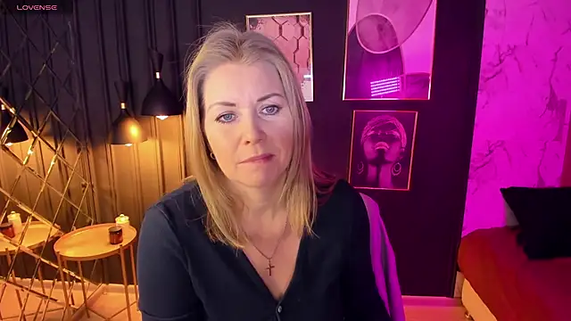 Annie Light online show from February 4, 5:42 am