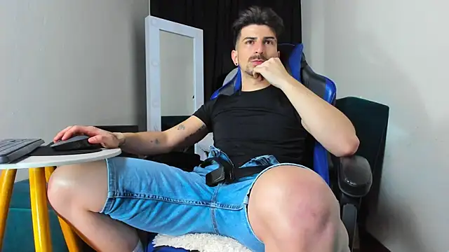 Snapshot of LiamCossio_ chatting on January 8, 2:25 am LiamCossio online show from January 8, 2:25 am