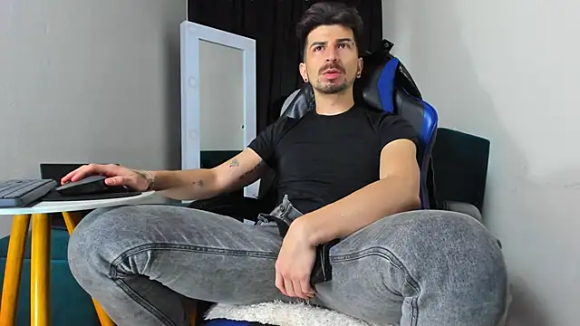 Snapshot of LiamCossio_ chatting on January 10, 6:42 am LiamCossio online show from January 10, 6:42 am