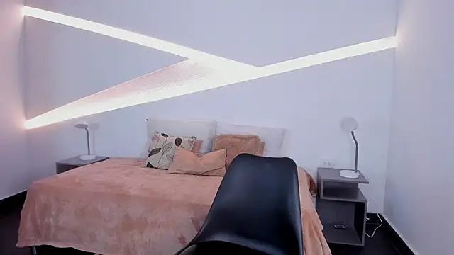 hot little bunny online show from December 19, 12:13 am