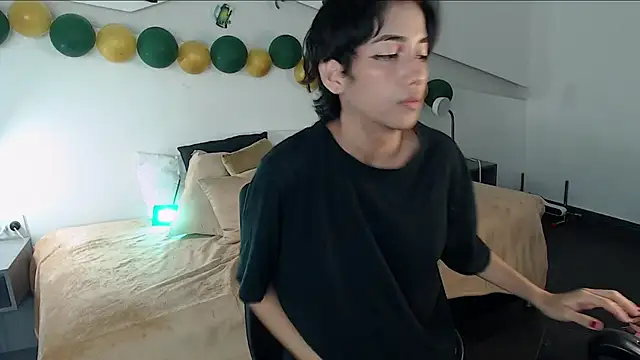 hot little bunny online show from March 17, 11:54 pm