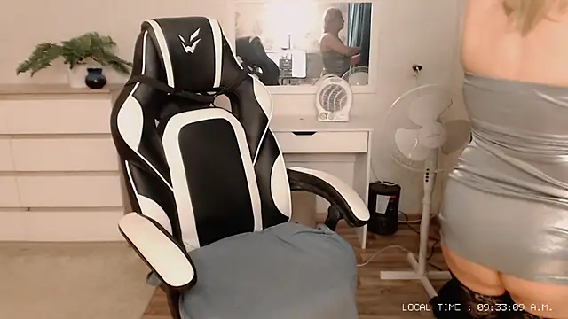 Lola Richie online show from December 9, 4:34 am