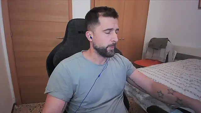 Snapshot of alex877x chatting on October 18, 7:42 am alex877x online show from October 18, 7:42 am