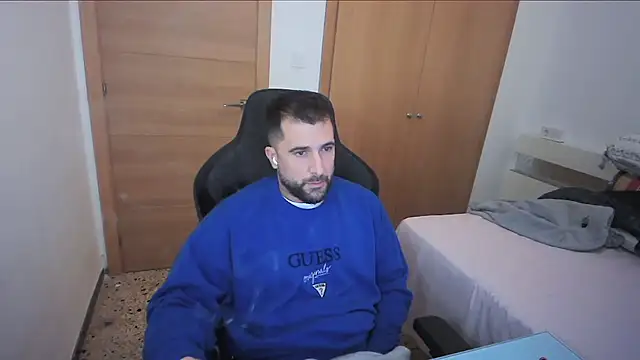 Snapshot of alex877x chatting on November 18, 8:41 am alex877x online show from November 18, 8:41 am