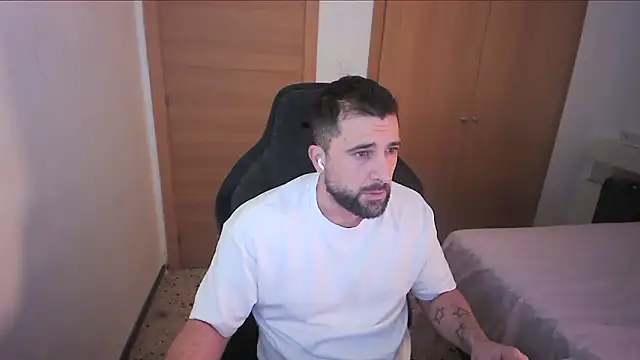 Snapshot of alex877x chatting on December 14, 12:54 pm alex877x online show from December 14, 12:54 pm