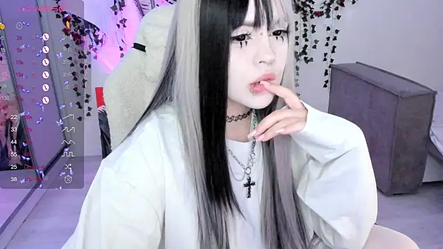 Snapshot of SelenaCute chatting on November 9, 4:44 am SelenaCute online show from November 9, 4:44 am