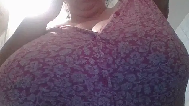 Snapshot of Nataliesbestjuggs chatting on September 28, 2:11 pm Nataliesbestjuggs online show from September 28, 2:11 pm