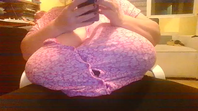 Snapshot of Nataliesbestjuggs chatting on October 19, 8:42 pm Nataliesbestjuggs online show from October 19, 8:42 pm