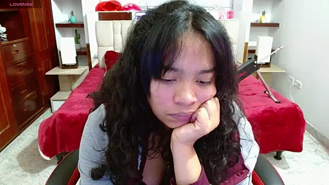 laureentt  online show from February 18, 7:10 am