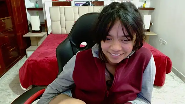 laureentt  online show from March 12, 9:23 am