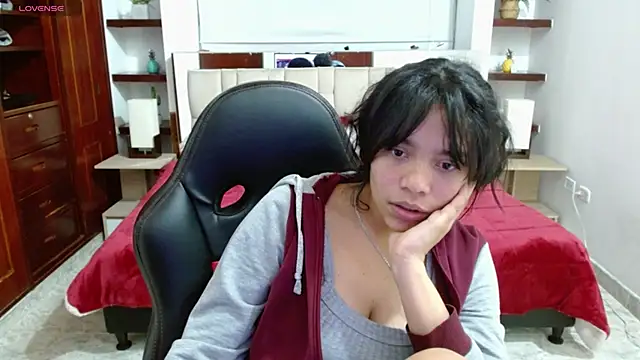 laureentt  online show from March 17, 9:22 am