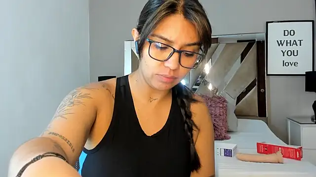 Snapshot of sharlott18 chatting on December 7, 9:50 am sharlott18 online show from December 7, 9:50 am