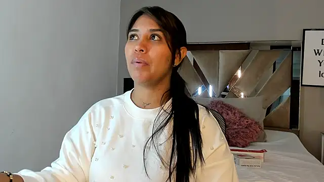 Snapshot of sharlott18 chatting on December 11, 2:22 pm sharlott18 online show from December 11, 2:22 pm