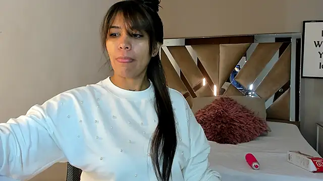 Snapshot of sharlott18 chatting on December 22, 10:28 am sharlott18 online show from December 22, 10:28 am