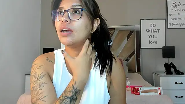 Snapshot of sharlott18 chatting on January 8, 1:20 pm sharlott18 online show from January 8, 1:20 pm