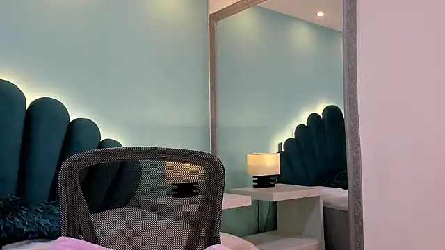 Snapshot of sharlott18 chatting on November 17, 12:55 pm sharlott18 online show from November 17, 12:55 pm