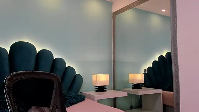 Snapshot of sharlott18 chatting on November 20, 11:43 am sharlott18 online show from November 20, 11:43 am