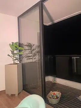 Helenbronwx online show from December 23, 2:13 am