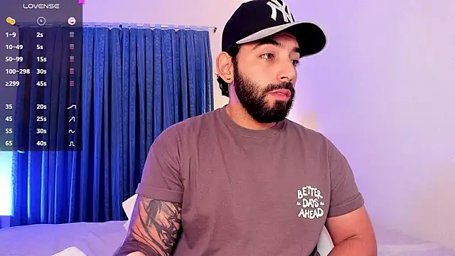 Snapshot of leo_thewolf_ chatting on December 18, 4:24 pm leo thewolf online show from December 18, 4:24 pm